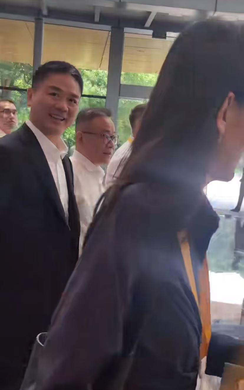 不可思议的一幕，路人碰上刘强东，上前打招呼，嘴里喊东哥打招呼，东哥微笑回应，旁边