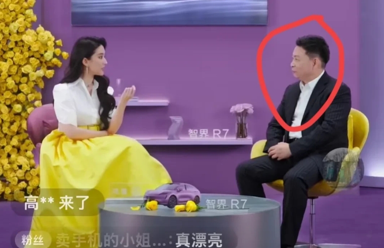 刘亦菲一句话戳中网友的笑点
昨天刘亦菲跟余承东直播的时候

被主持人问到：“平时