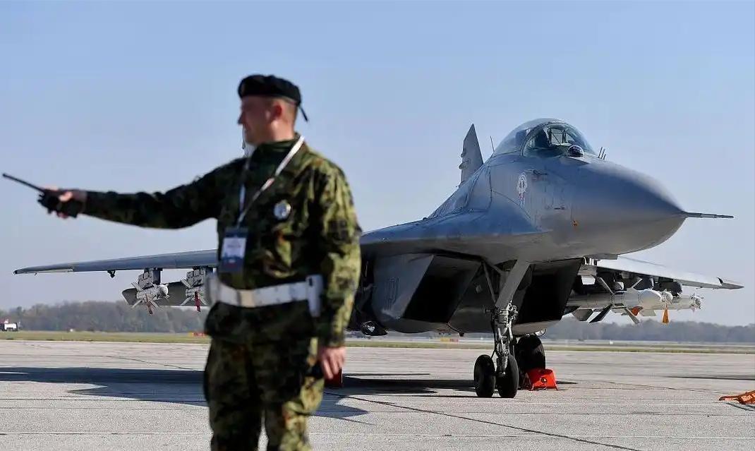 伊朗空军有非常严重的“美械情结”，F-14已经服役快五十年了还当成宝贝主力，那还