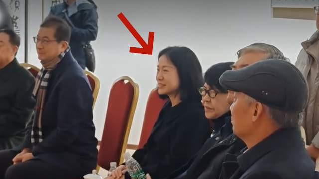 杨振宁去世后，遗孀翁帆罕有现身，携妈妈看展，一身黑衣面露笑容