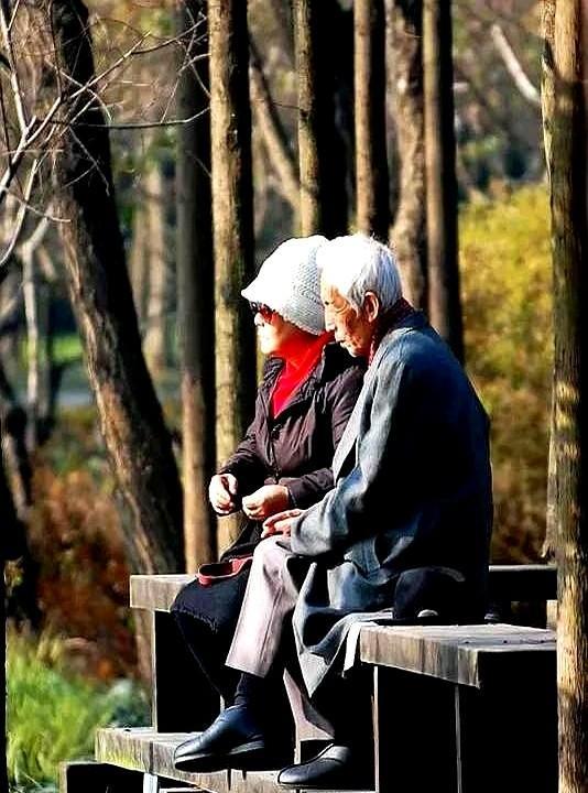 六十岁夫妻是否还有夫妻生活，这是个私密又有趣的话题
其实这事儿关键还得看俩人有没