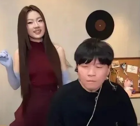 单依纯最近回应和常石磊的合作，说对方“很爱我”，还说俩人互相觉得对方好，互相吸引