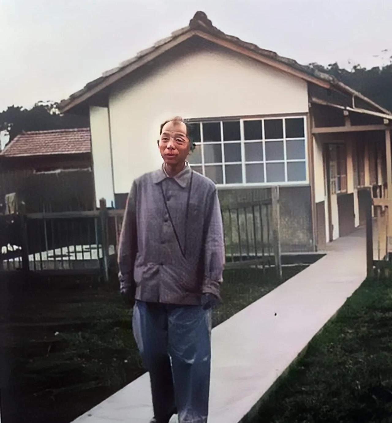 张学良幽禁期间的一张照片，这并不是演员所饰演的，而是货真价实的历史珍品，面貌呈现