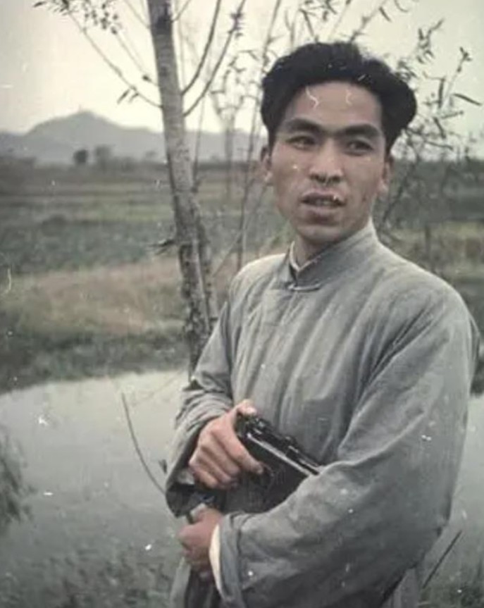 1947年，地下党被处决前婉拒房东送的断头饭：“我吃不下”，房东弯腰轻声说：“这
