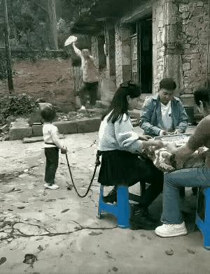 女人打麻将，把孩子绑起来，男人气疯了～～～