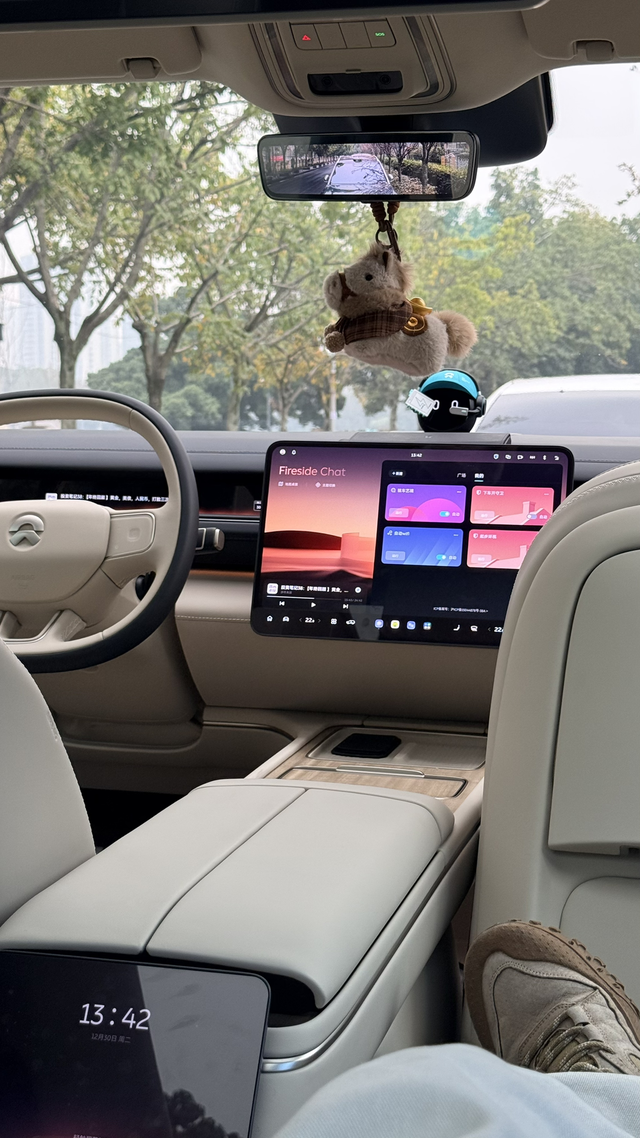 这车氛围感绝佳
足足等了3个多月，刚开一周。
这种级别大车，目前开起来侧倾最小的