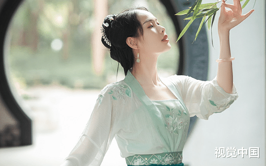 侯府灭门后，侯府嫡子成了一个烧火丫头的夫君