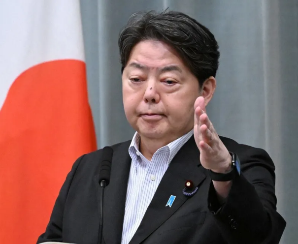 真悲哀！特朗普拿轰炸伊朗核设施和广岛长崎原子弹类比，然而日本记者会上，官员却是敢