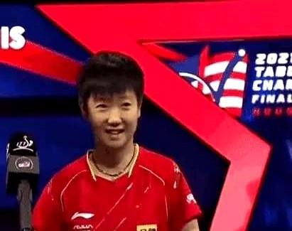 那个曾因病痛双手颤抖的女孩，夺冠了。
这一路，她走得比谁都难，也比谁都清醒。
她