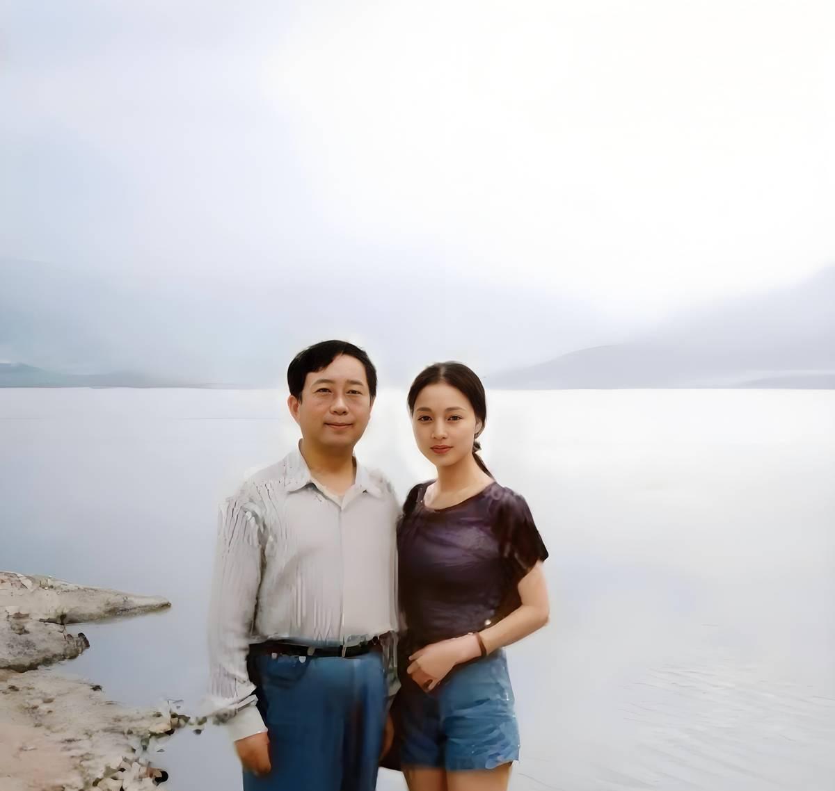 这是拍于二十多年前，余秋雨和马兰夫妇的一张合影。照片里，扎着马尾的马兰穿着T恤配