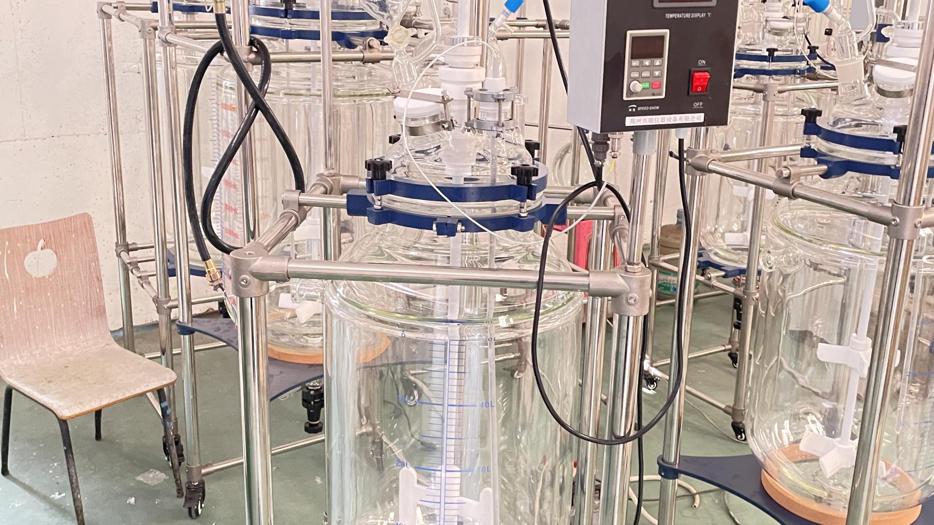 使用双层玻璃反应釜时有哪些安全注意事项？