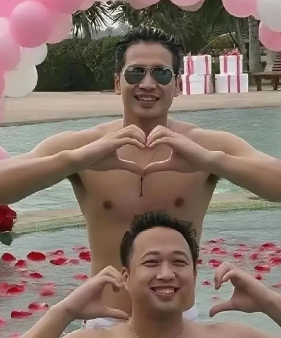 终于明白了  

为什么何晟铭蹭热度于正不声不响了  

原来何晟铭特别敢说，啥