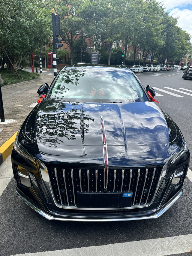 红旗H5旗韵提车日记
1.5版本的大玩具提车了！颜值确实不错，一开始以为1.5会