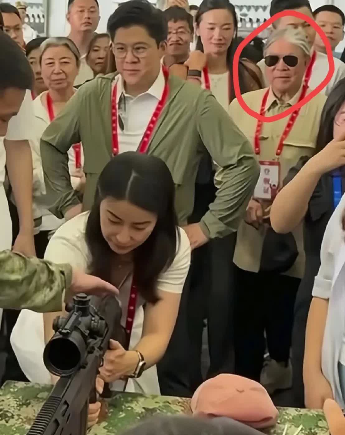 这次香港富太太们都输了脸面

毕竟当初合照她们可是主动把郭晶晶裁掉了

