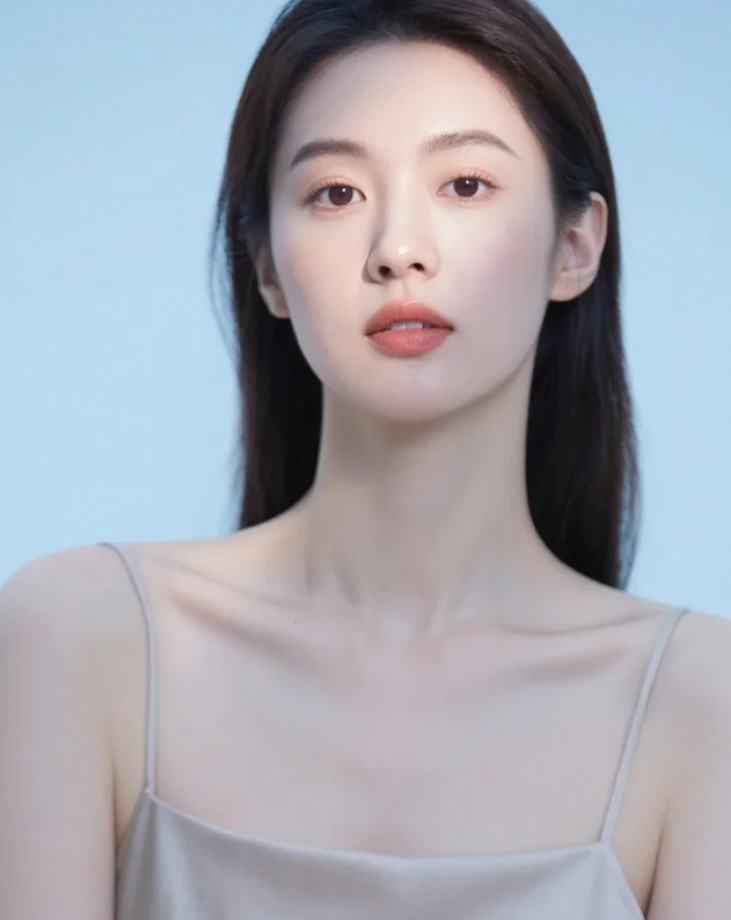 俏皮眨眼藏狡黠，灵动少女心飞扬。