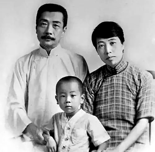 鲁迅也有失控的时候，喝醉酒后，把许广平的头按在桌子上