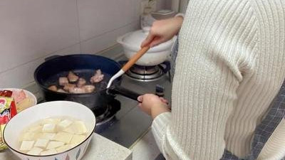 杭州女子日接6单月入2万：私厨经济爆火背后的就业革命与行业隐忧