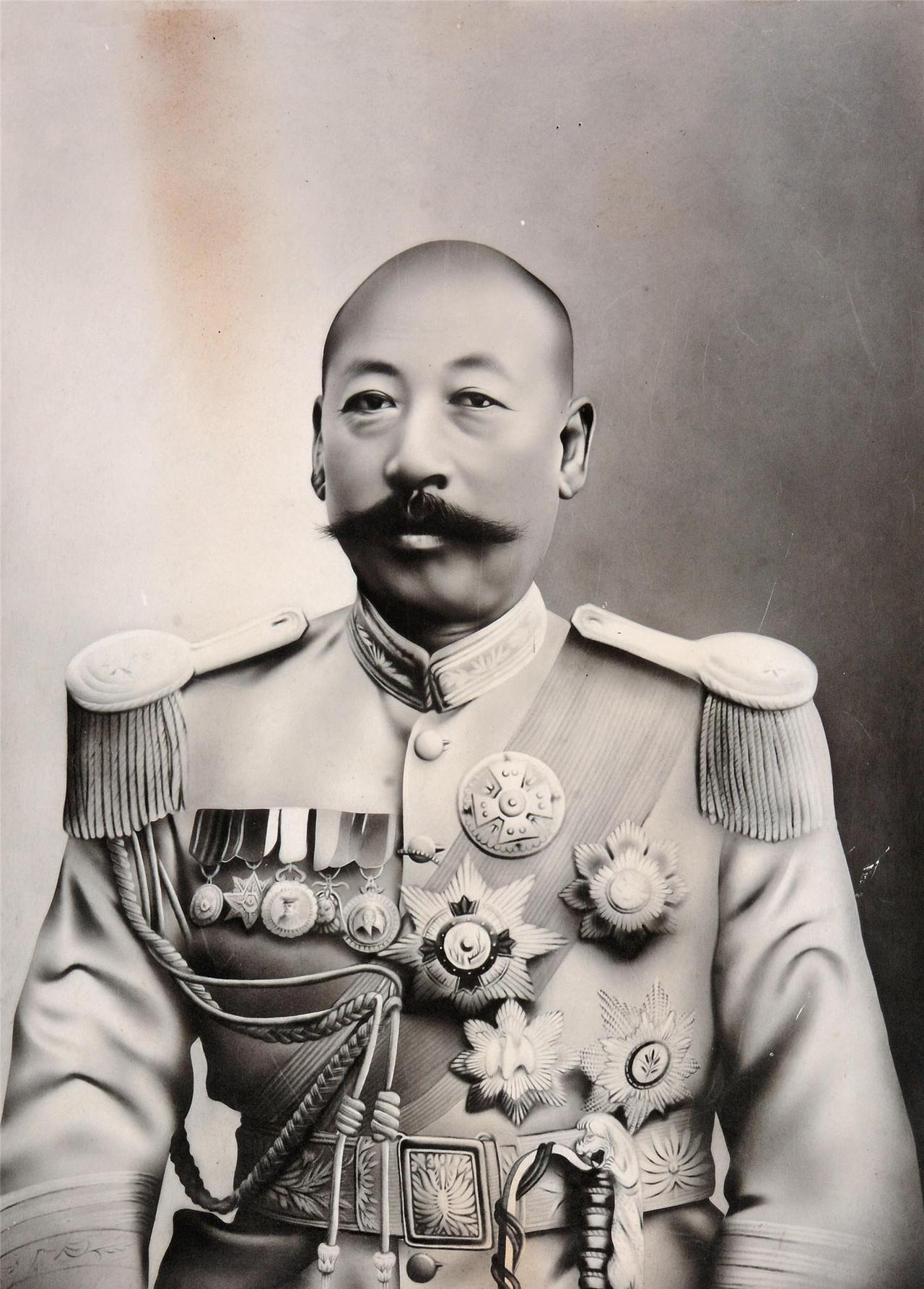 1881年，19岁的曹锟在沿街叫卖布匹。忽然，天降大雨。曹锟本想找个人家借宿一夜