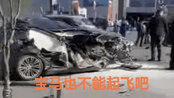 本来准备起飞的，谁知道前方还有障碍物。
平板车完全不影响其它车辆的正常通行，开宝
