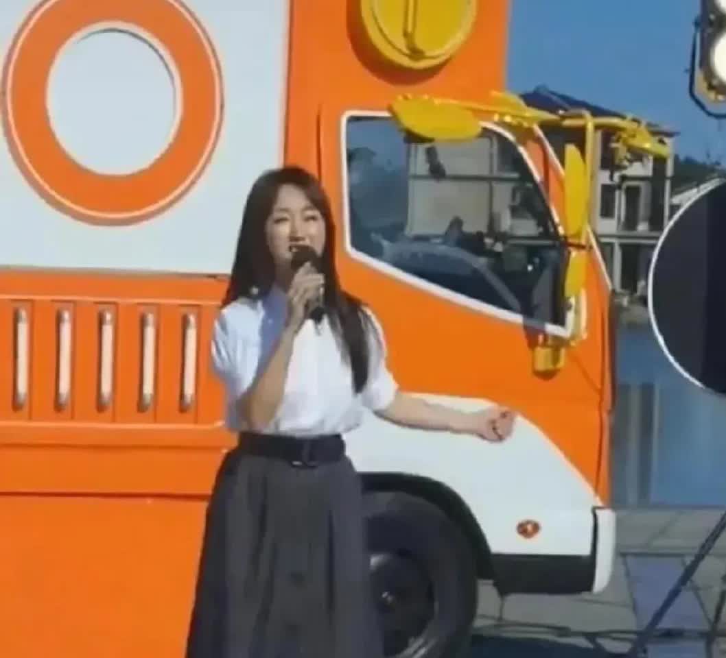 这张照片拍摄于2024年，华语流行乐女歌手杨钰莹出席某活动时的情景。官方公布杨钰