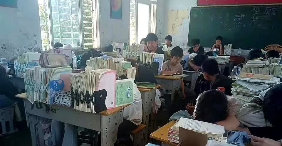 今年，又带队参加了2025年中考，给人的感觉，现在的孩子确实生活水平提高了。

