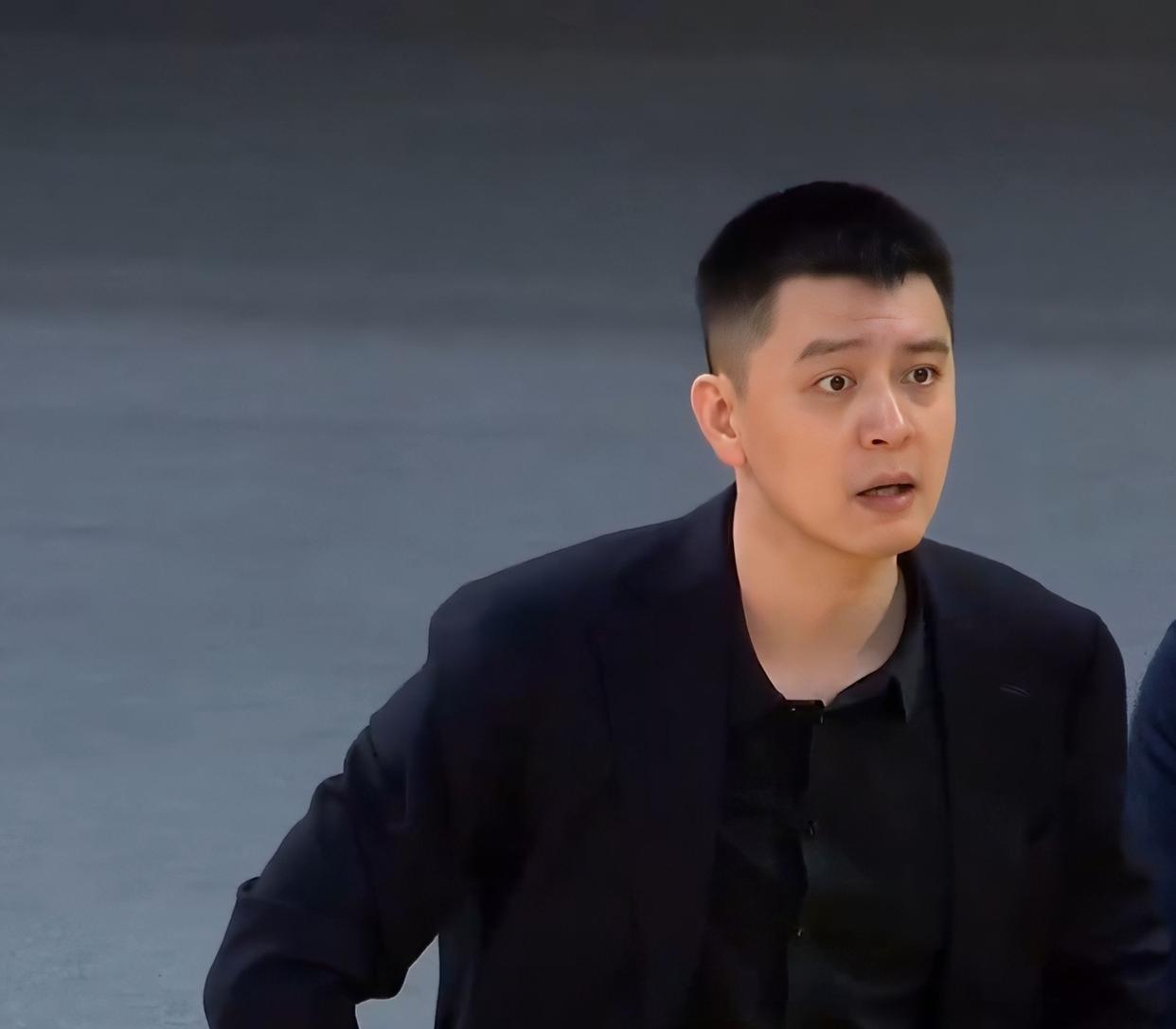 杨鸣被外籍裁判搞懵了！一点面子都不给。

在辽宁和广厦的第二场比赛中，张镇麟在投