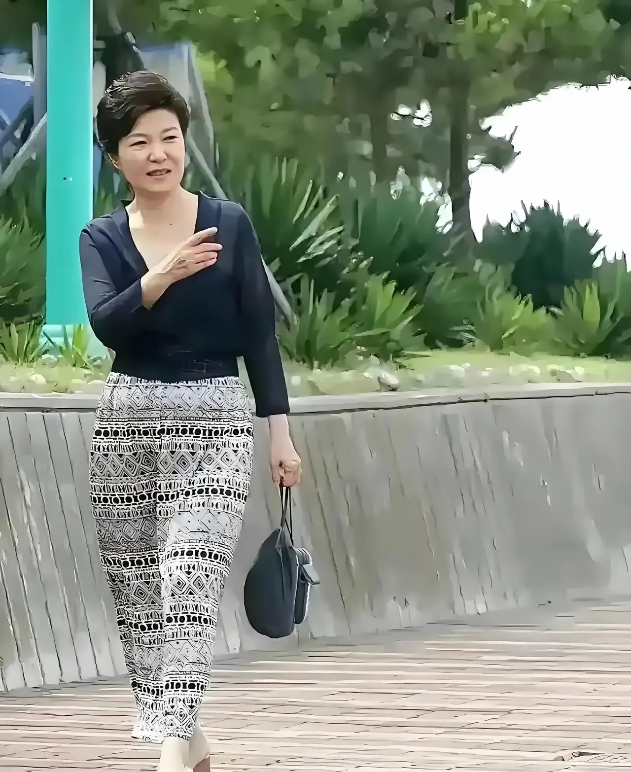 朴槿惠这女人是真傻，没救了！











---









