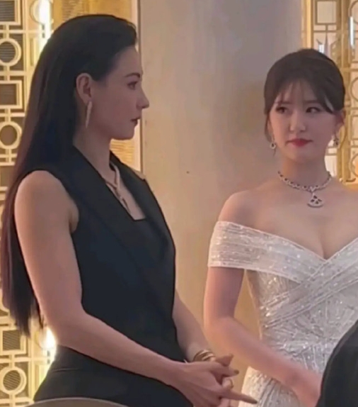 年轻真好，张柏芝年轻时的颜值，估计很多女明星都比不上，显得赵像她身边的助理。
