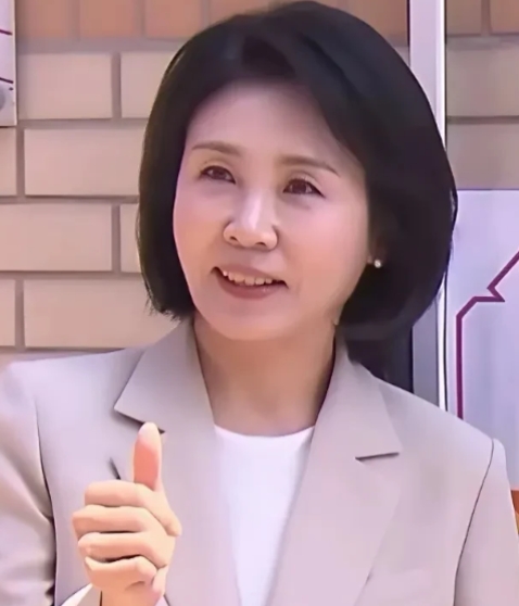 金惠景的眼光确实好！当初的李在明还只是个穷小子，出身韩国中产家庭的她，居然没有丝