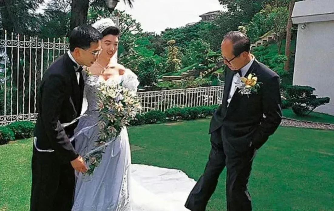 这是一张非常经典的照片，同时也让人摸不着头脑，这是1993年香港首富李嘉诚，在参