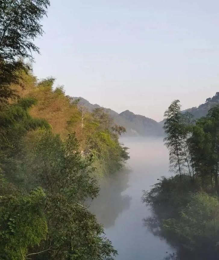 网络上很火的一段话：“永远不要停止打扮欲，工作暗淡点没关系，但是休息日一定要让自