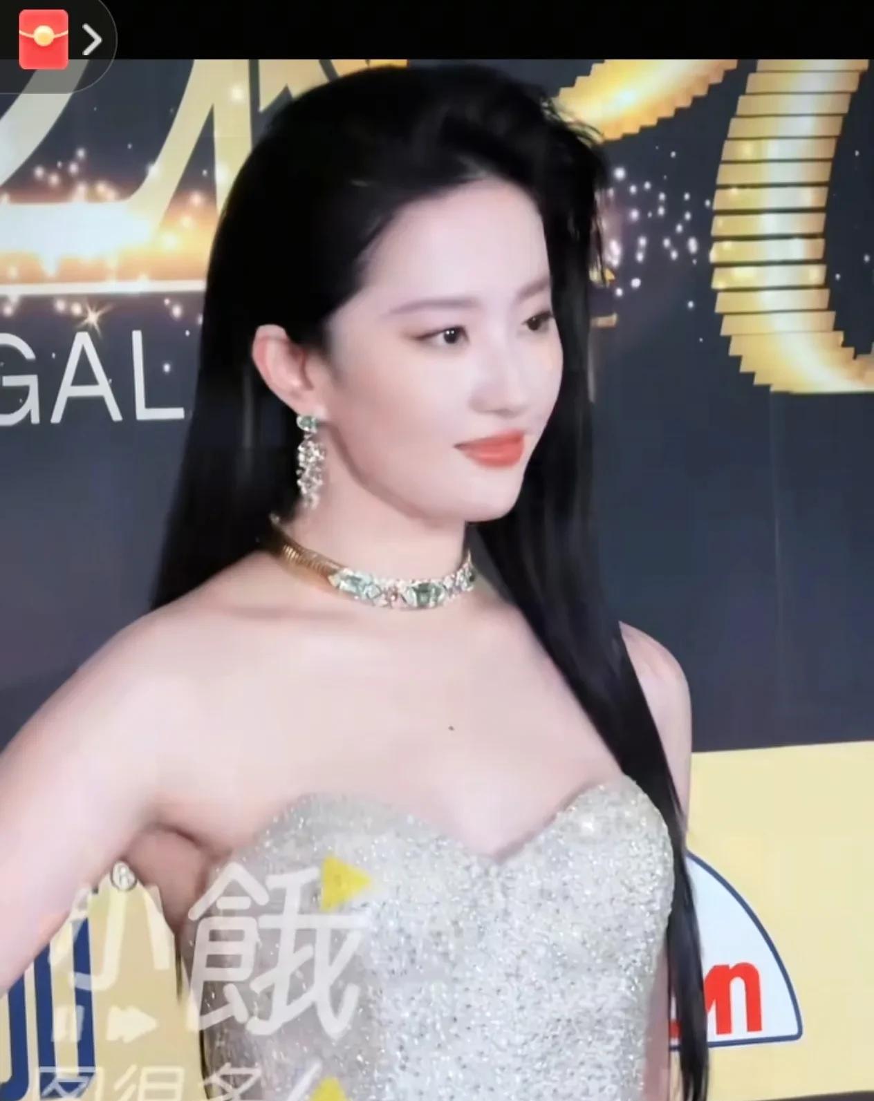 在第30届上海电视节白玉兰奖提名活动“荣耀之夜”，星光璀璨，刘亦菲宛如神女降临。