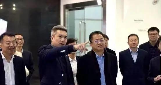 当叶舒以厦门大学经济学硕士学历走进福耀车间时，生产线工人窃语：“曹家女婿来体验生