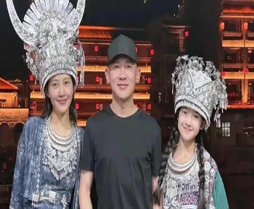 聂远的女儿都长这么大了？！刷到秦子越晒的聂远贵州老家图片，11岁的女儿天天穿着苗