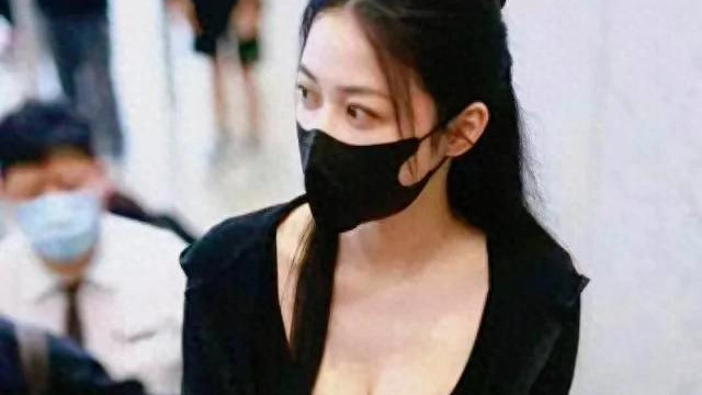 潘玮柏老婆穿修身裙艳压女星！婚后5年首秀恩爱 网友：这身材绝了