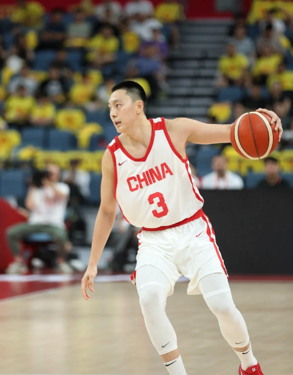 胡明轩已成长为成熟的双能卫，中国男篮需要

胡明轩的特点是持球快攻，冲击篮框得分