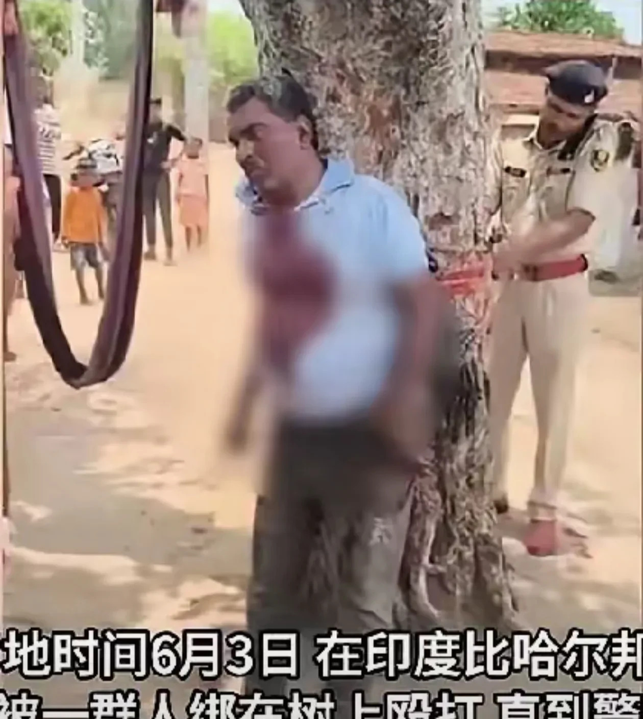 医生被打村民看着没人管











---











一个