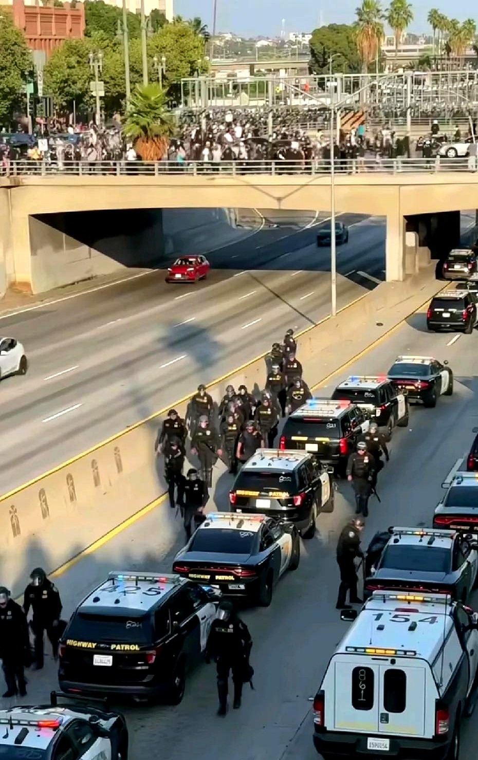 美国街头乱糟糟





---





街头一片混乱，火药味十足，警笛声撕裂