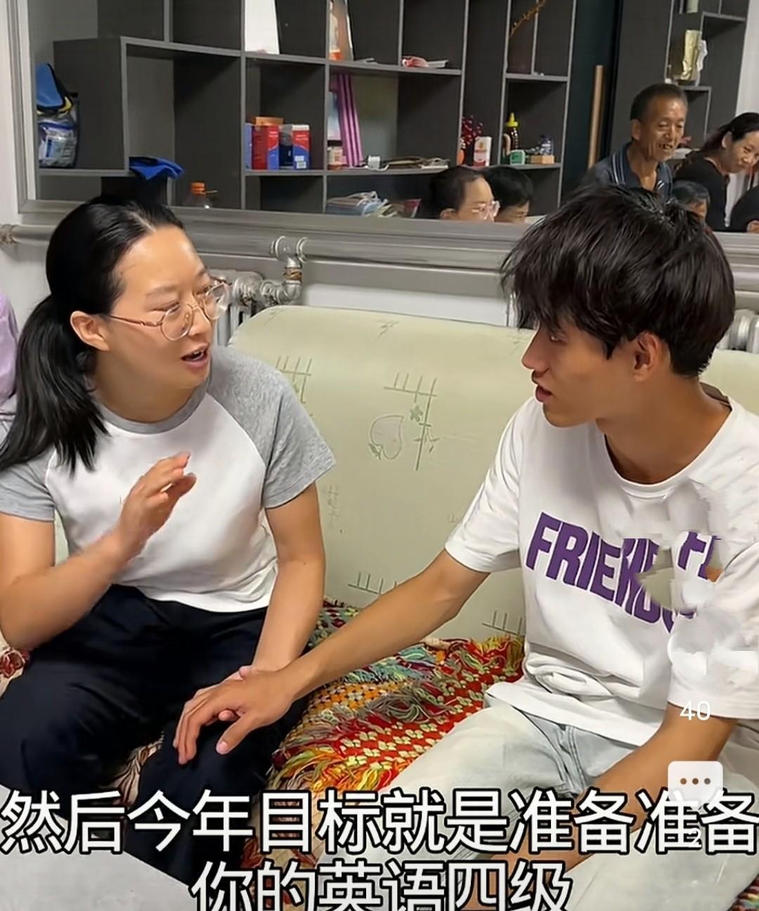 华华真是个称职的好姑姑，对侄子硕硕的学业特别上心，这次国庆假期回村，华华督促硕硕