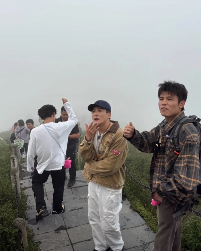 这是哪个男明星呀，有点眼熟想不起来名字！