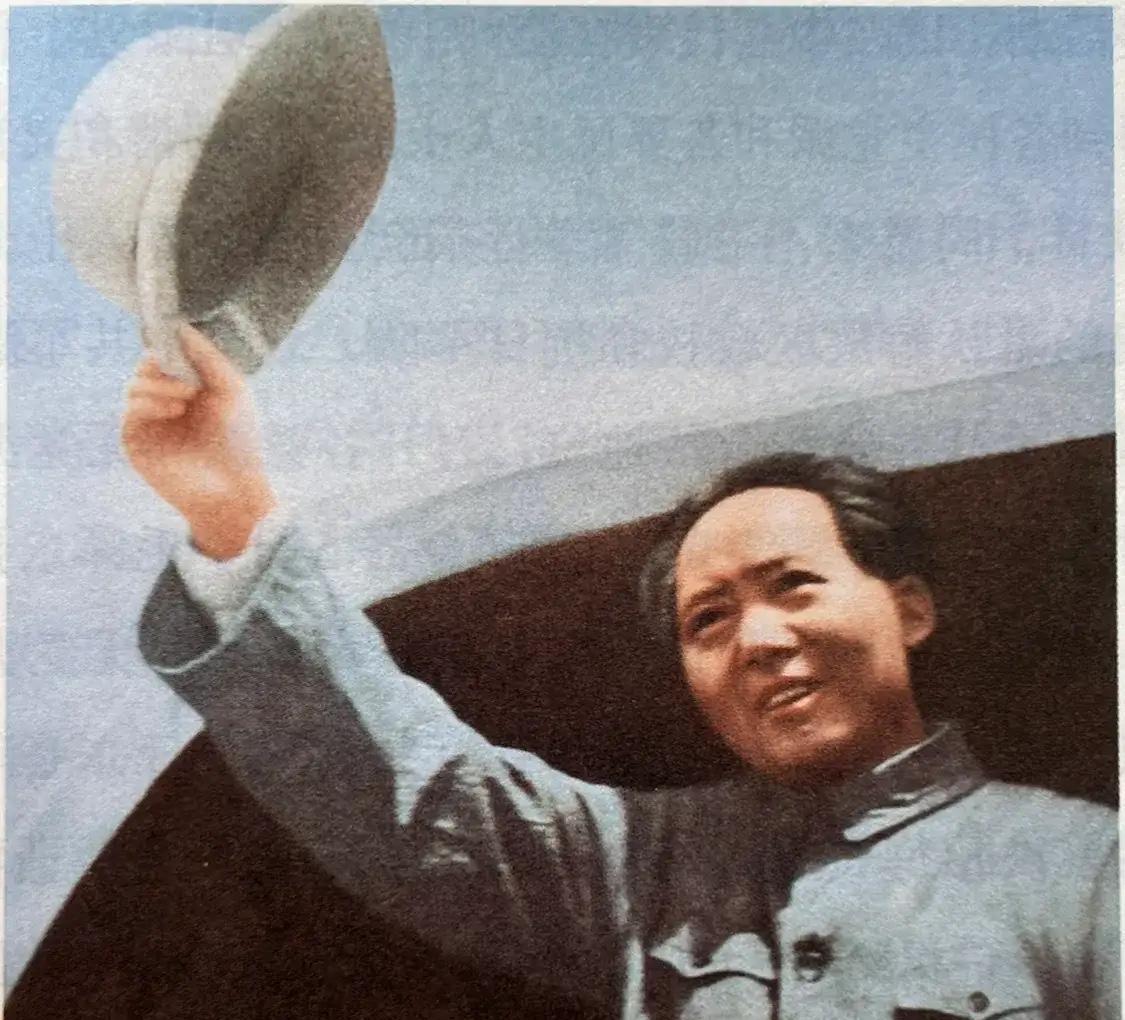 1945年8月28日，毛泽东主席从延安飞赴重庆谈判，登上飞机的场景。毛主席乘坐美