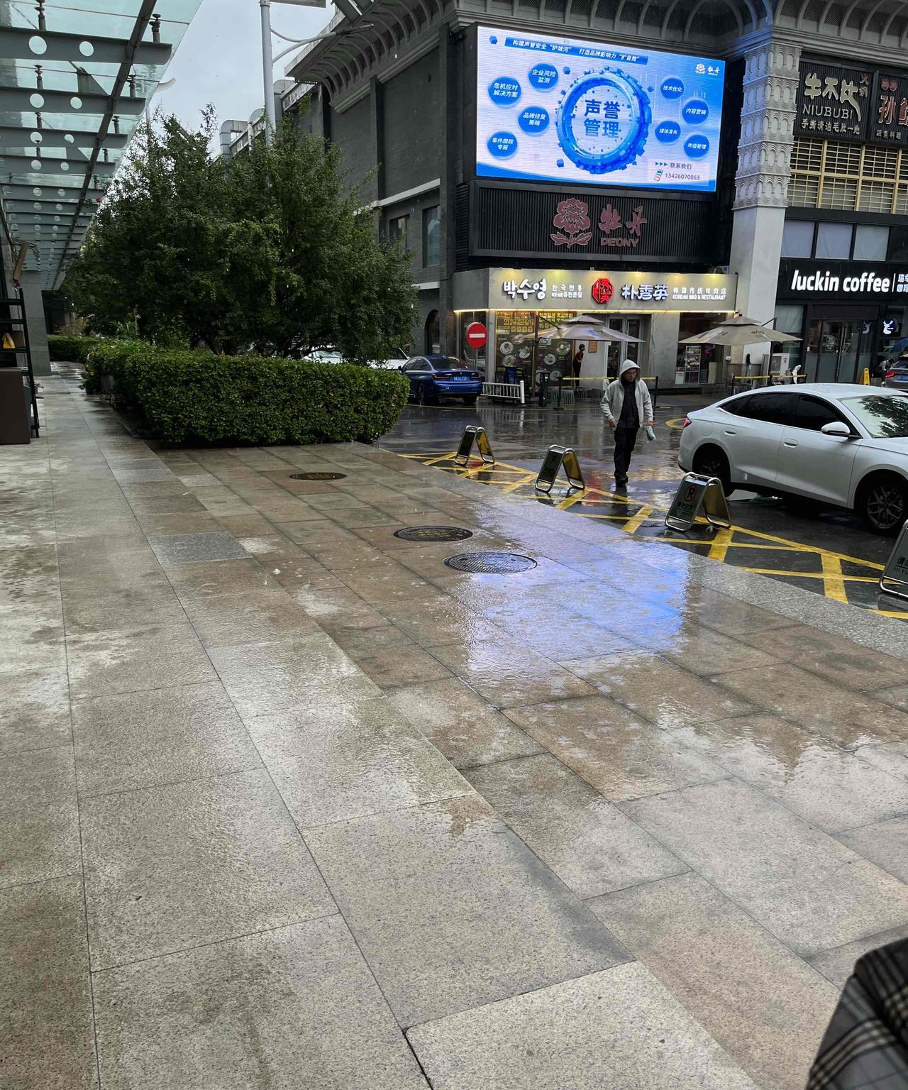 北京只要一下雨，外卖订单就井喷！
北京下雨，点的京东外卖无骑手接单。好在平台发短