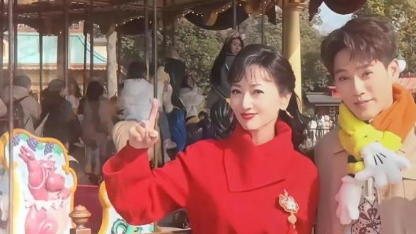 赵雅芝与黄恺杰：岁月里的母子情深与别样风采