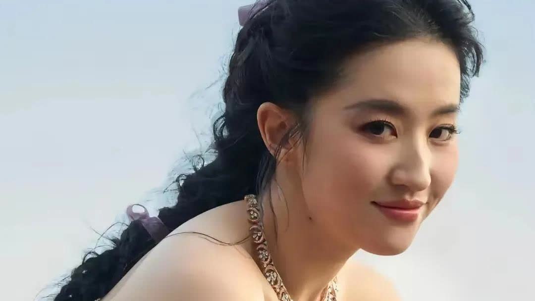 刘亦菲缺席此次颁奖典礼，没想到意外的是宋佳获最佳女主，原本她是冲着刘亦菲去的，没