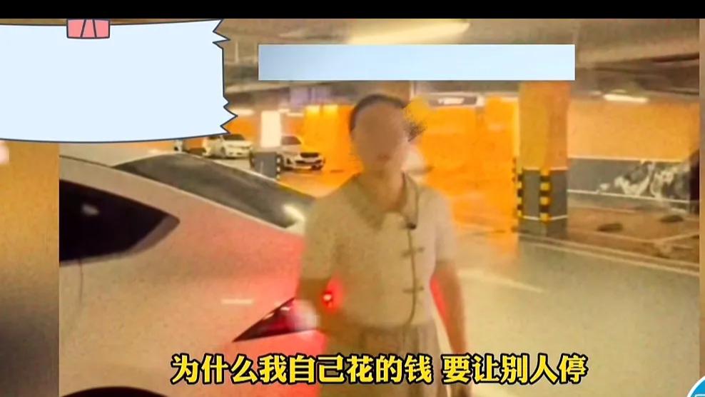 买两个车位却这样停车，女子被指责没公德心