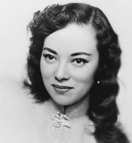 1945年，女汉奸李香兰将被执行枪决，谁料，临刑前她突然解开胸口扣子，从胸前掏出