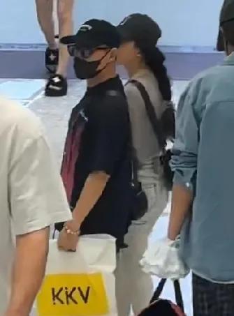牵手门之后，汪峰与森林北手牵手合体现身，在某大型商场内，给小娇妻买，买，买！
汪