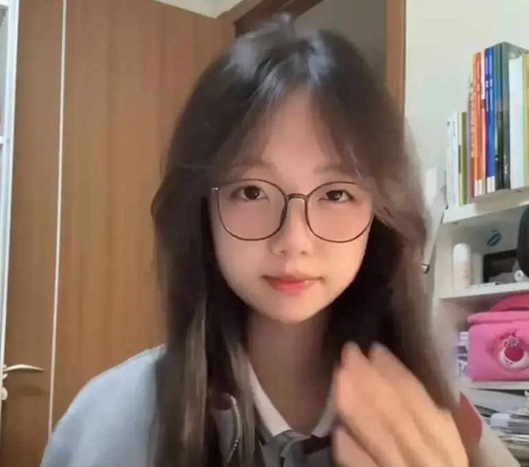 网友：军训前 vs 军训后,！我妈哭得老惨了！