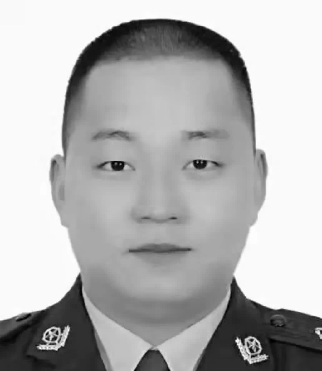 致敬缉毒英雄杜宇华，2010年7月，禁毒民警杜宇华在押解毒贩途中遭枪击，腹部中弹