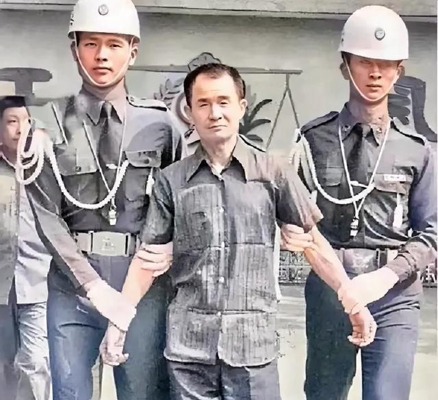 1982年，被判死刑的抗战老兵李师科，即将被押赴刑场。他换上了崭新的短袖衬衣，理